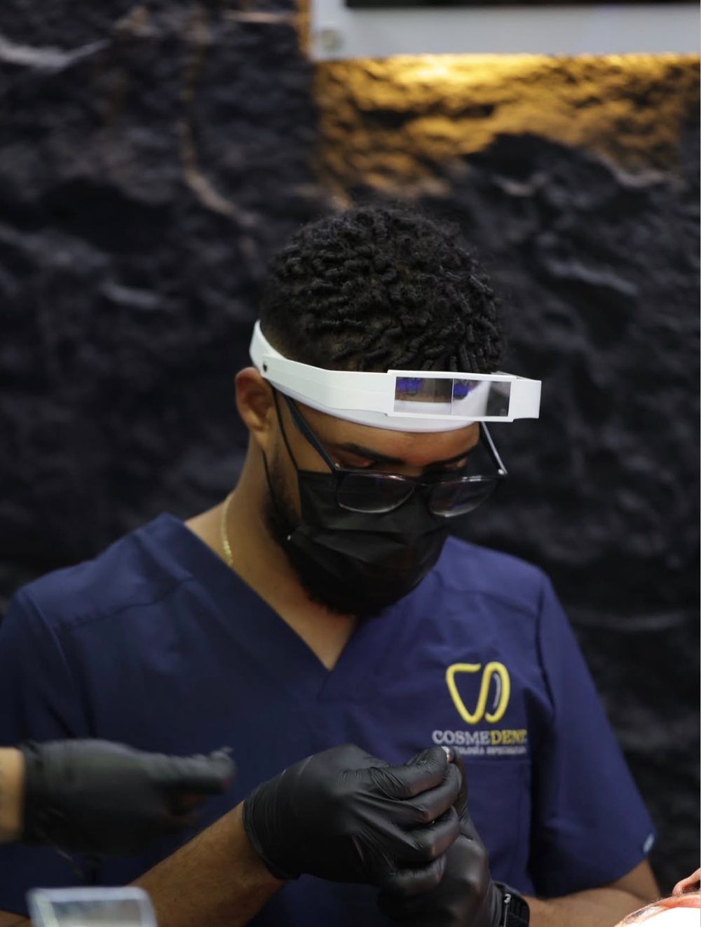 El Dr. Oscar Demorizi atendiendo en Cosmedent