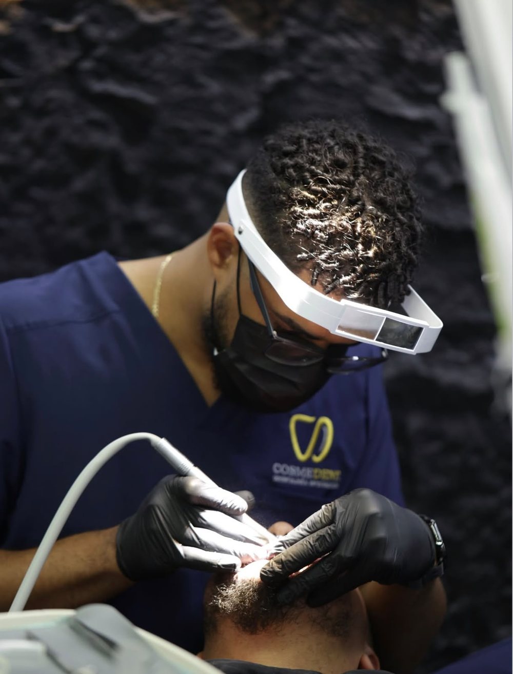 El doctor atendiendo a un paciente en Cosmedent