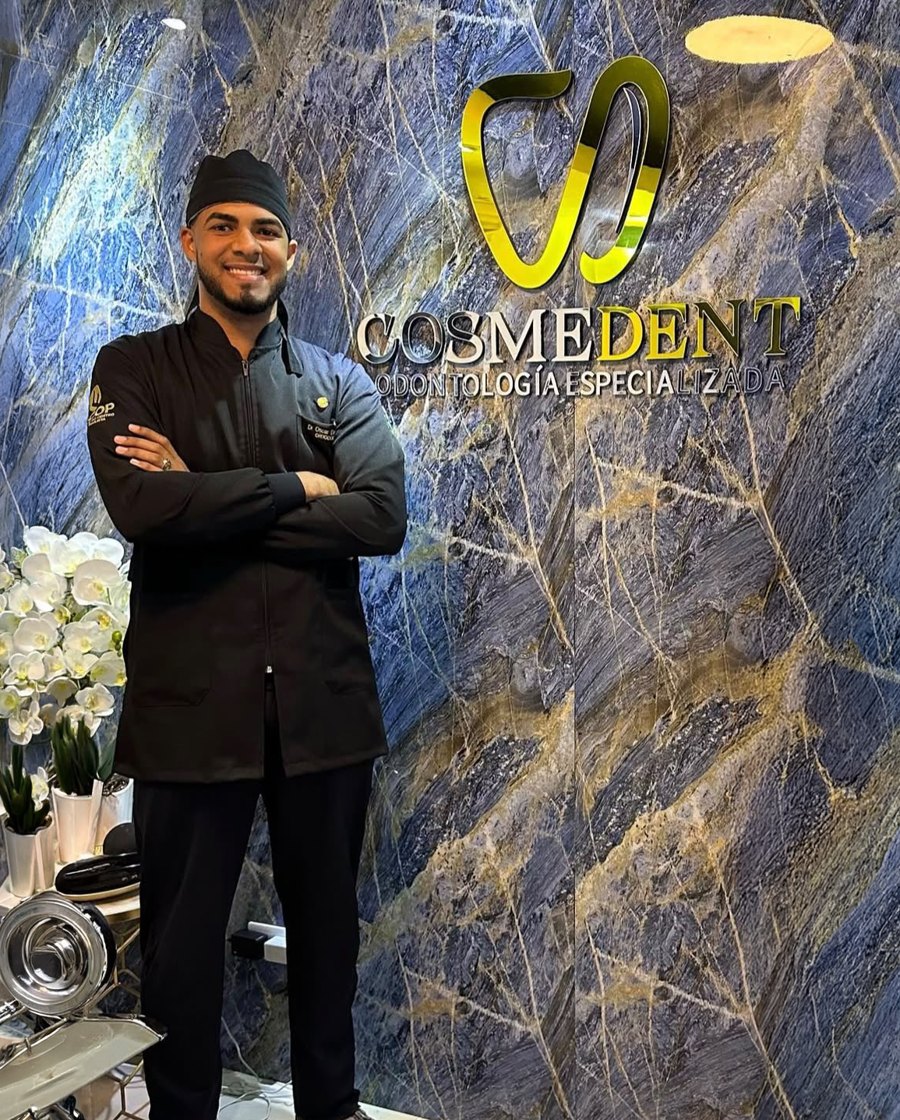 El Dr. Oscar Demorizi en la recepción de Cosmedent