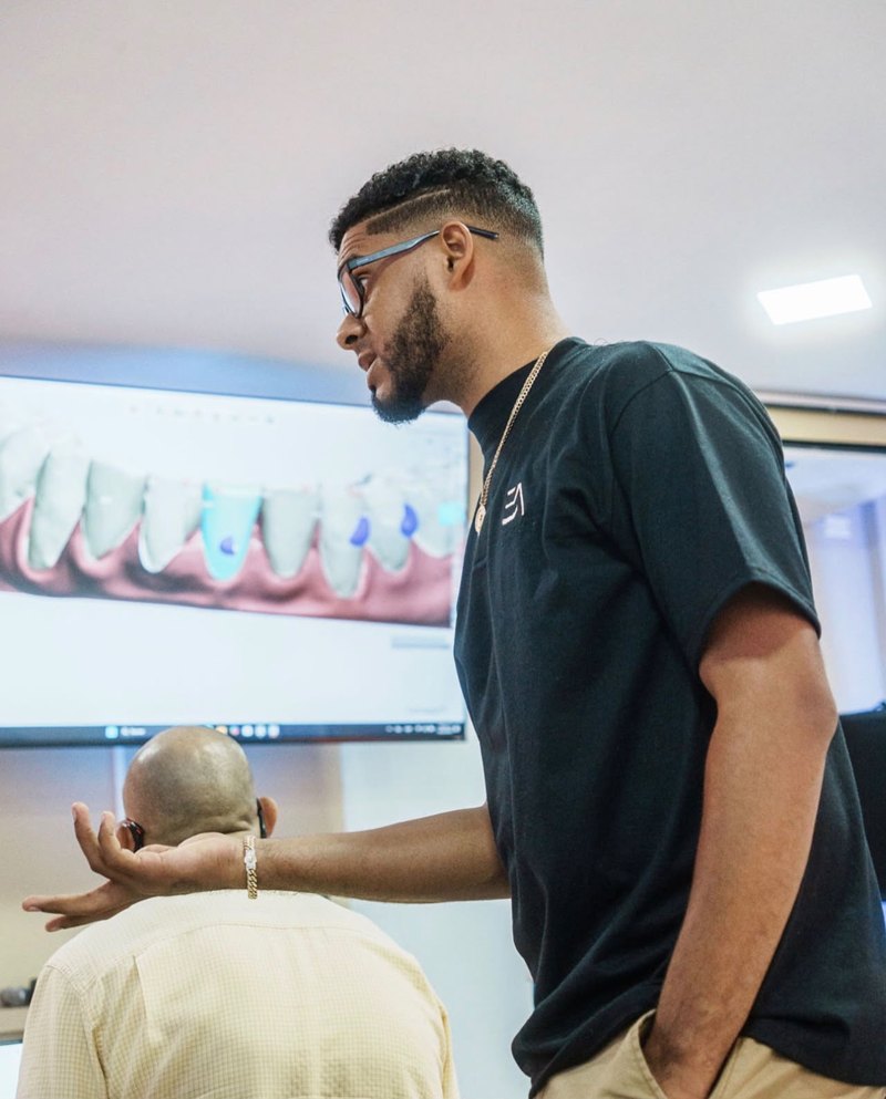 El Dr. Oscar Demorizi explicando un escaneo dental digital
